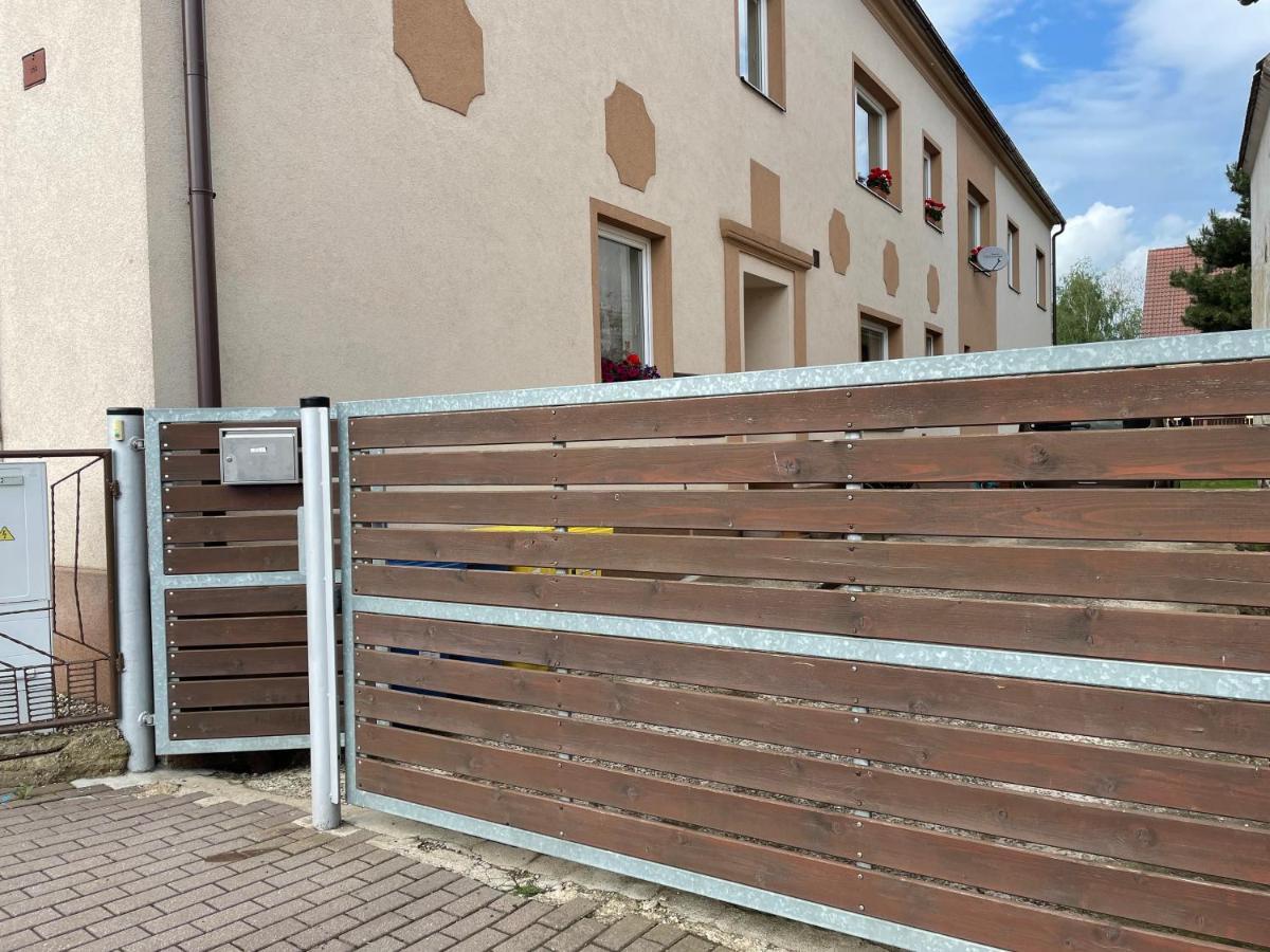 Garsoniera V Roddinem Dome Pensionat Dubice Eksteriør billede
