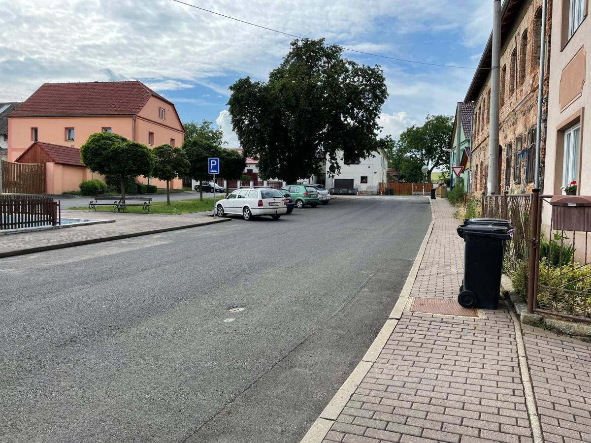 Garsoniera V Roddinem Dome Pensionat Dubice Eksteriør billede
